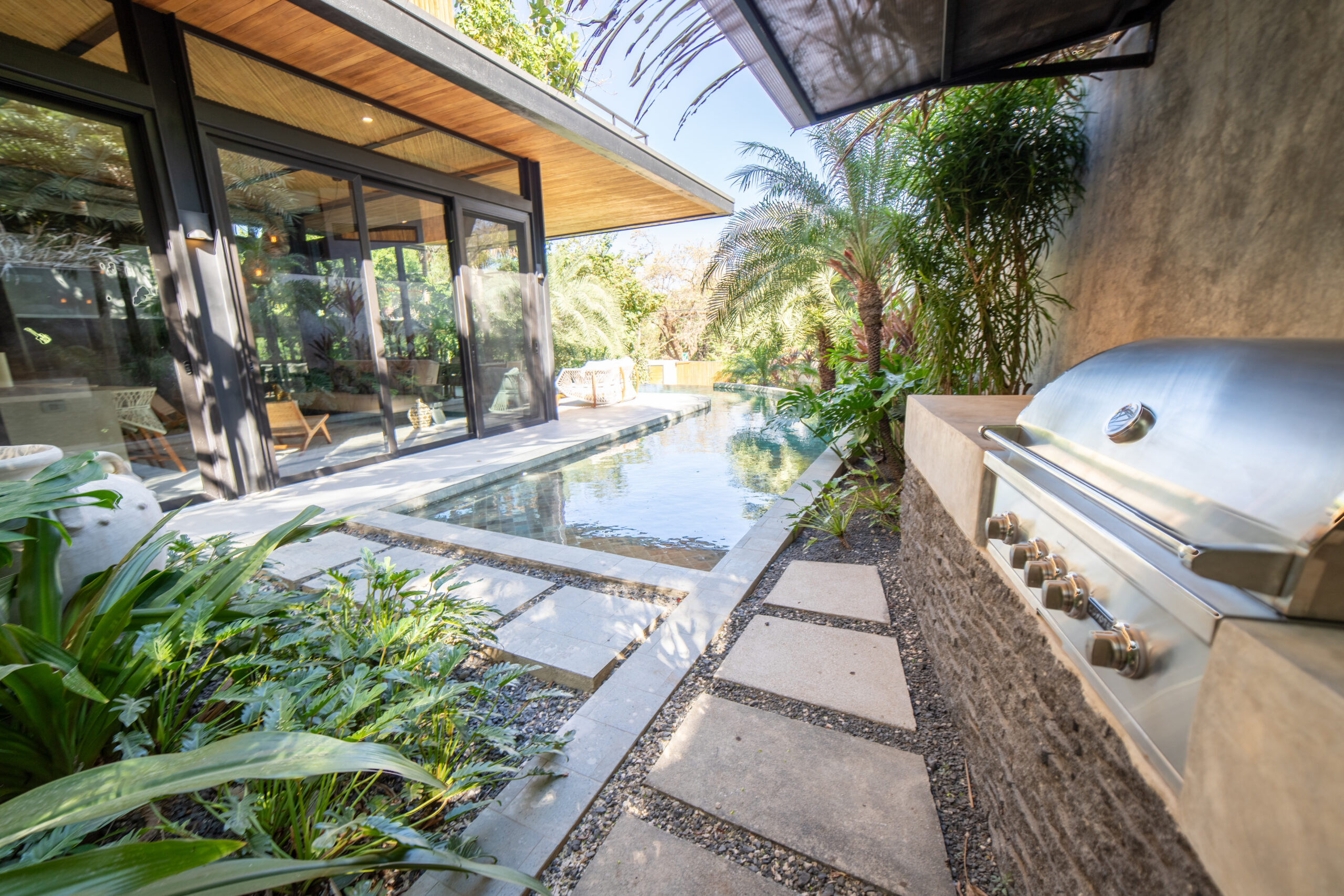 Casa Rosa Moderna – designer luxury home steps from Bakers beach